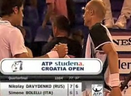 Stretta di mano tra Simone Bolelli e Nikolay Davydenko
