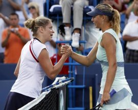 Stretta di mano tra la Clijsters e la Sharapova