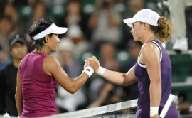 Stretta di mano tra Kimiko Date e Samantha Stosur