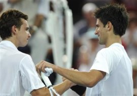 Novak Djokovic stringe la mano a Ernests Gulbis a Brisbane