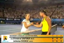 Stretta di mano tra Dinara Safina e Jelena Dokic