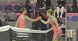 Stretta di mano tra Sara Errani e Dominika Cibulkova