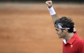 Roger Federer esulta al termine del match vinto contro Simone Bolelli