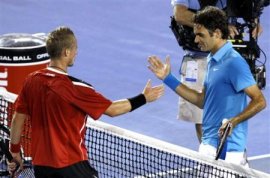 Stretta di mano tra Federer e Hewitt
