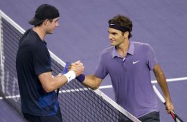 Stretta di mano tra Roger Federer e John Isner