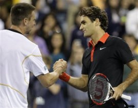 Stretta di mano tra Federer e Soderling
