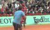 Roland Garros: Durante il secondo set un tifoso spagnolo entra in campo spaventando Roger Federer (VIDEO)
