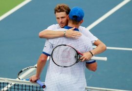 Abbraccio tra Mardy Fish e Andy Roddick
