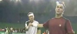 Stretta di mano tra Ferrer e Fognini