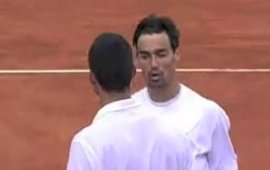 Stretta di mano tra Fognini e Hanescu