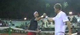 Stretta di mano tra Fognini e Volandri