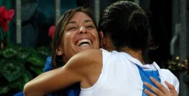 Abbraccio tra Francesca Schiavone e Flavia Pennetta - Foto Costantini