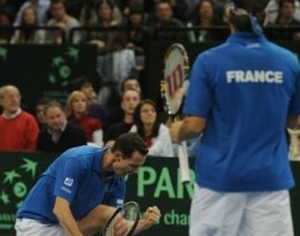 Arnaud Clement e Michael Llodra esultano per la vittoria transalpina nel doppio