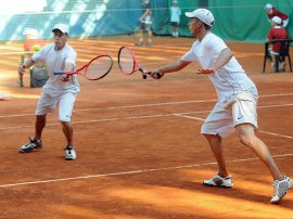 I fratelli Battistone all'opera con le speciali racchette