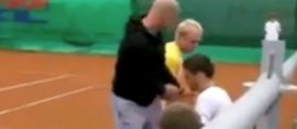 Stefano Koubek alza le mani su Daniel Koellerer