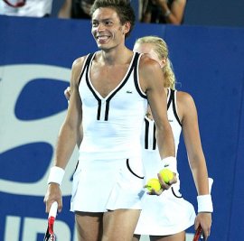 Nicolas Mahut si veste come la collega Mladenovic