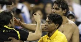 Rafael Nadal baciato da un tifoso