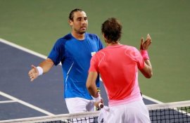 Stretta di mano tra Rafael Nadal e Marcos Baghdatis