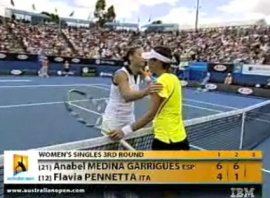 Un abbraccio tra Flavia Pennetta e la Medina Garrigues
