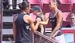 Stretta di mano tra Flavia Pennetta e Francesca Schiavone