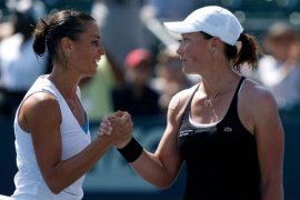 Stretta di mano tra Flavia Pennetta e Samantha Stosur