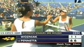 Stretta di mano tra la Pennetta e la Wozniack