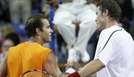 Stretta di mano tra Sampras e Safin nellì'esibizione di Los Angeles