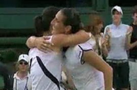 Abbraccio tra Francesca Schiavone e Virginie Razzano