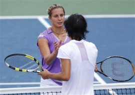 Stretta di mano tra Francesca Schiavone e Maria Elena Camerin