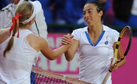 Stretta di mano tra la Schiavone e la Oudin - Foto Costantini