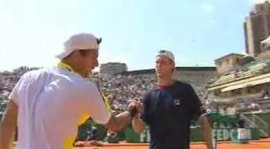 Stretta di mano tra Seppi e Melzer