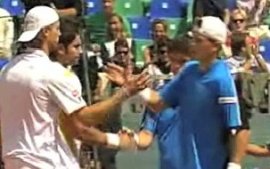 Stretta di mano tra Seppi-Bolelli e Korolev-Vovk