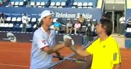 Stretta di mano tra Seppi e Daniel