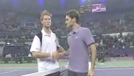 Stretta di mano tra Seppi e Federer