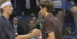 Stretta di mano tra Seppi e Federer