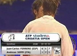 Stretta di mano tra Seppi e Ferrero