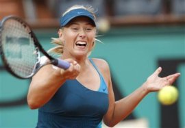 Maria Sharapova lottando vola ai quarti di finale