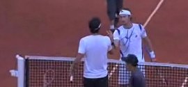 Stretta di mano tra Potito Starace e Juan Carlos Ferrero