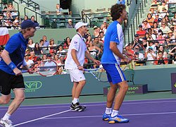 Nella foto: tre numeri uno del mondo, Courier, Roddick e Kuerten.