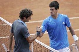 Negli scontri diretti, Roger Federer conduce con 7 vittorie su 11 partite disputate contro Djokovic.