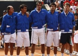 Fabio Fognini vince per l'Italia i primi set nel singolare.