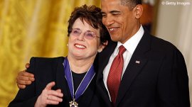 Billie Jean King e Barack Obama durante la cerimonia.